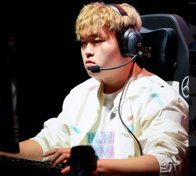 洲的足球大 洲的足球大